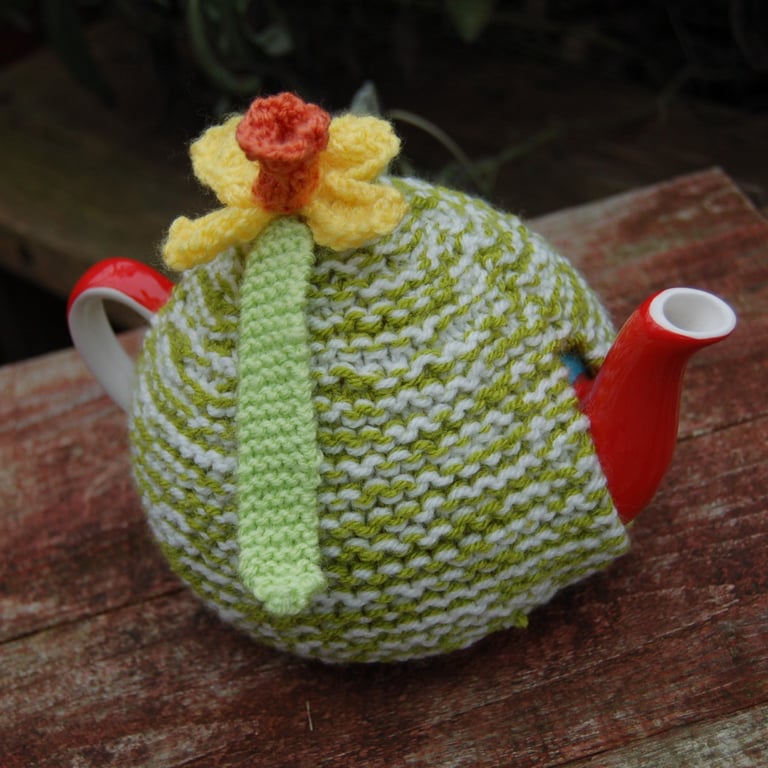 Daffodil tea cosy - hand knitted  - to fit a small teapot 