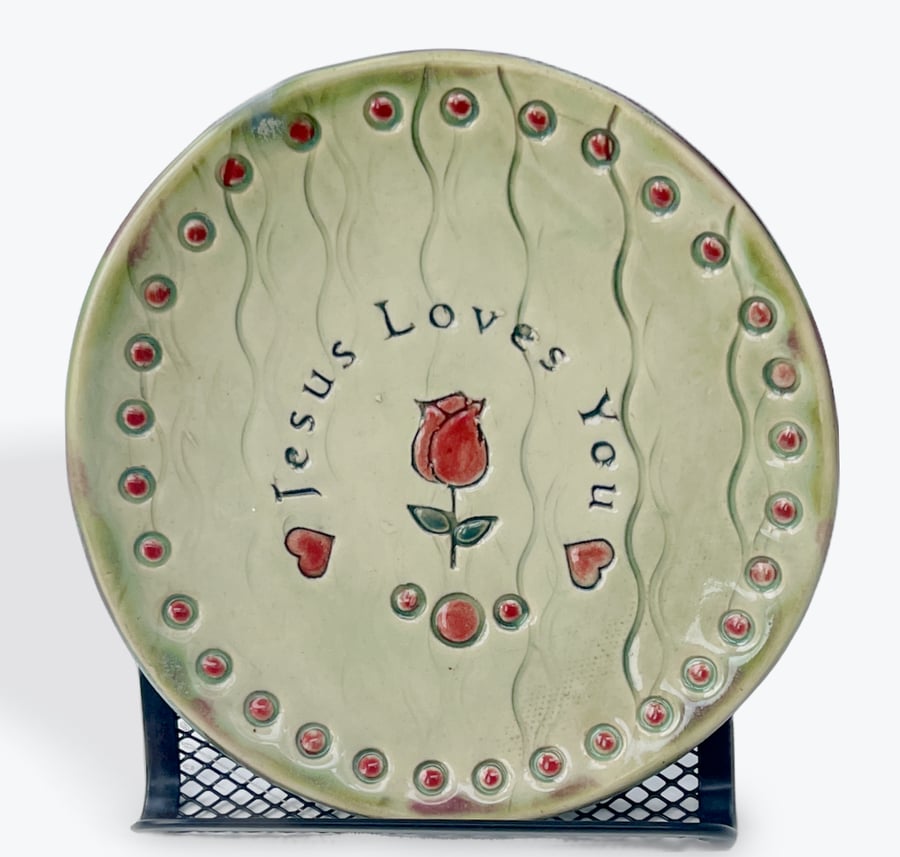 Faith-Inspired Stoneware Plate – Handcrafted Ceramic with “Jesus Loves You” 