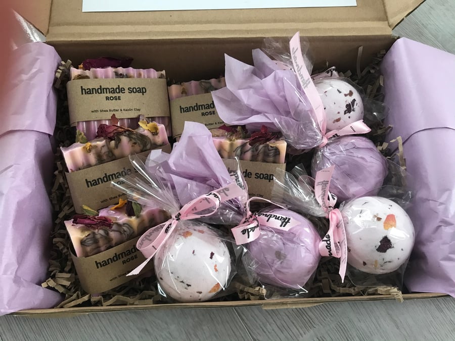 Mix soap and bath bombs gift box.