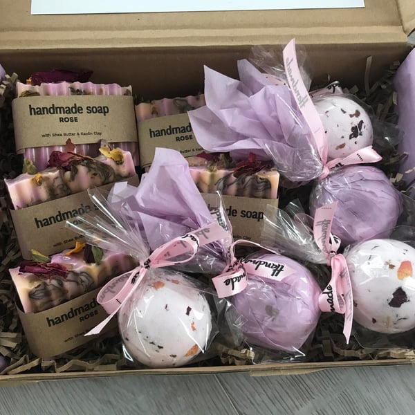 Mix soap and bath bombs gift box.