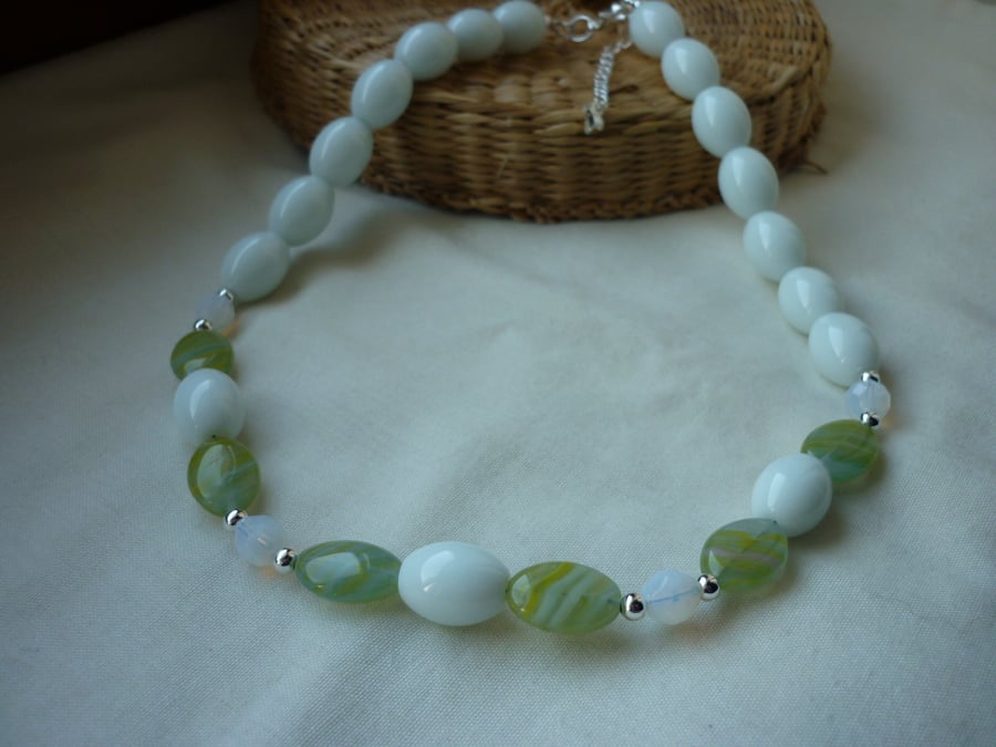 LEMON, LIME AND WHITE NECKLACE.  846