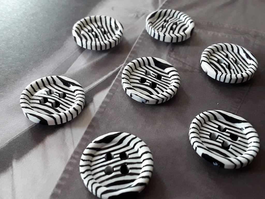 18mm 28L Zebra Buttons x 4 Buttons