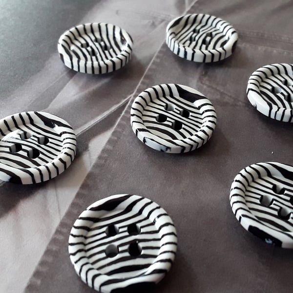 18mm 28L Zebra Buttons x 4 Buttons