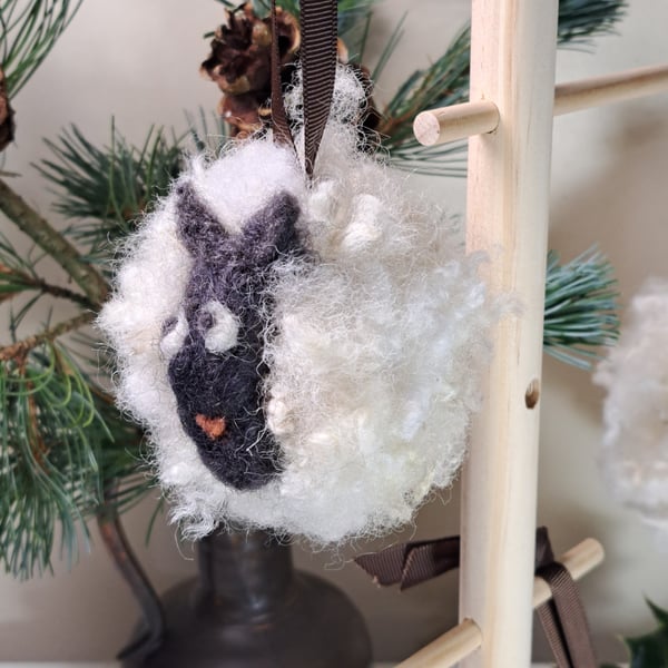 Sweet pure wool sheep bauble pet and children safe natural and sustainable. N8