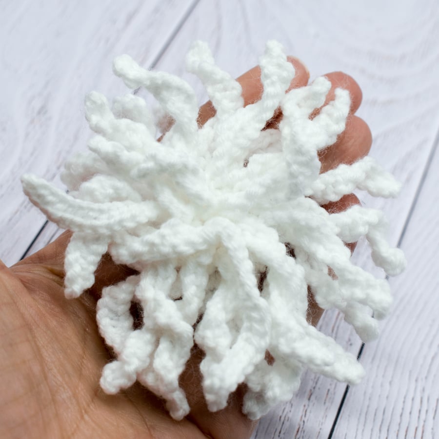 Hand knitted chrysanthemum brooch pin - white
