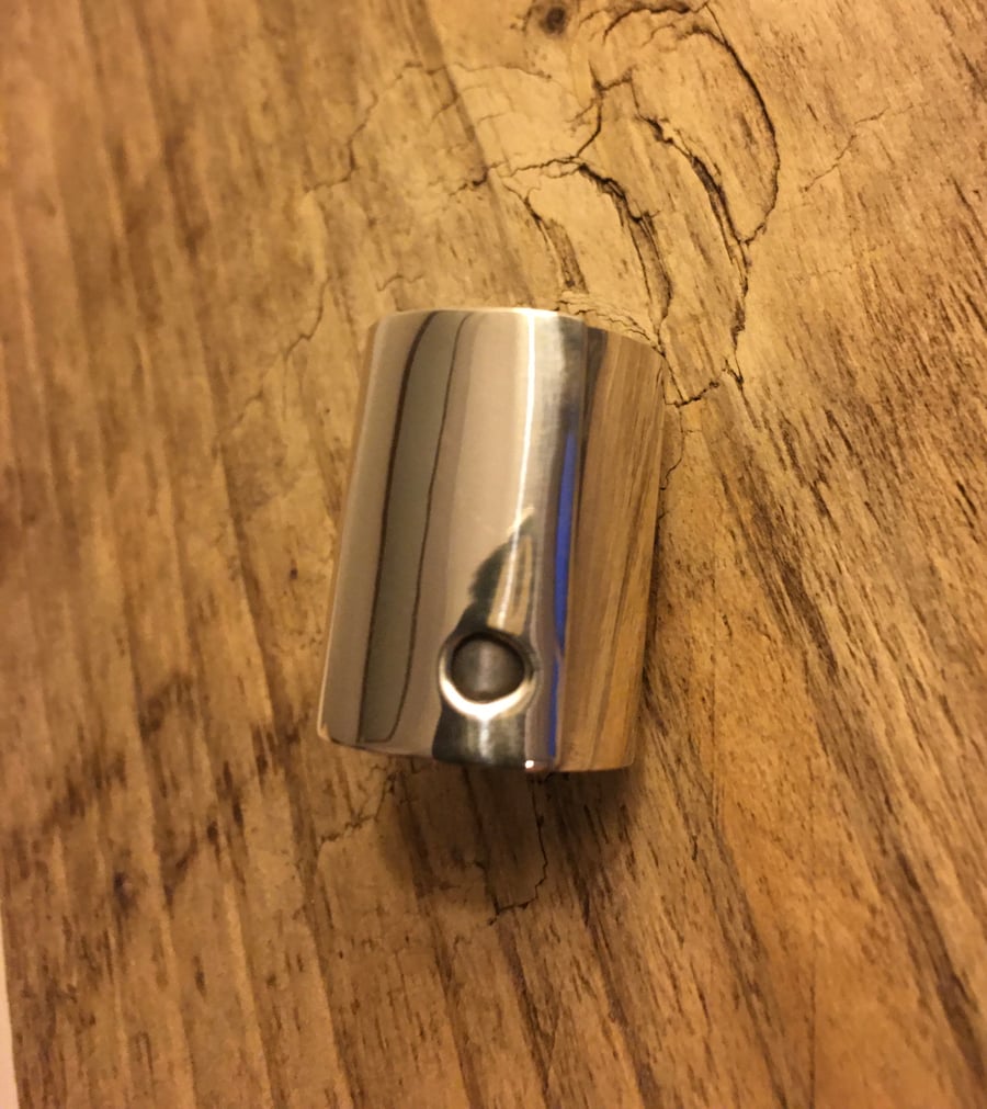 Beautiful highly polished wraparound silver band ring. 