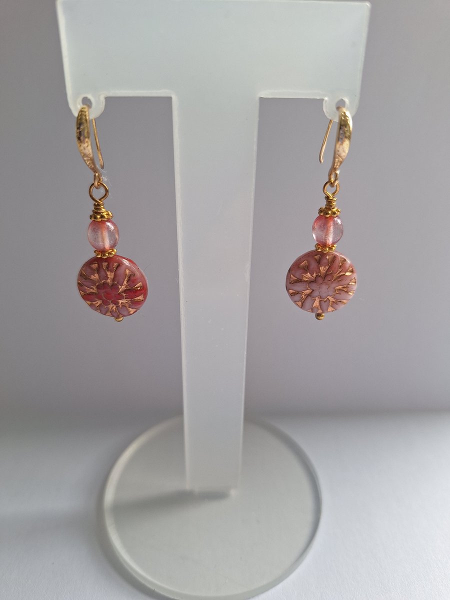 Where elegance meets sunshine: Pink and Gold