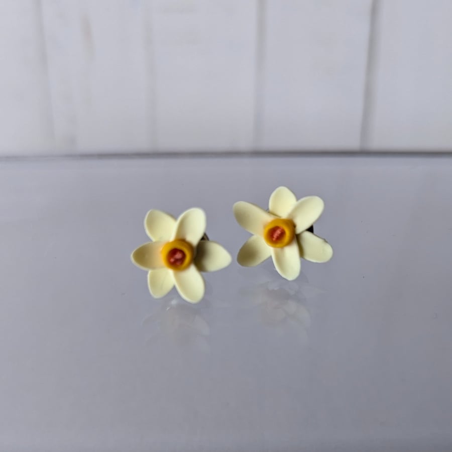 Single daffodil floral studs