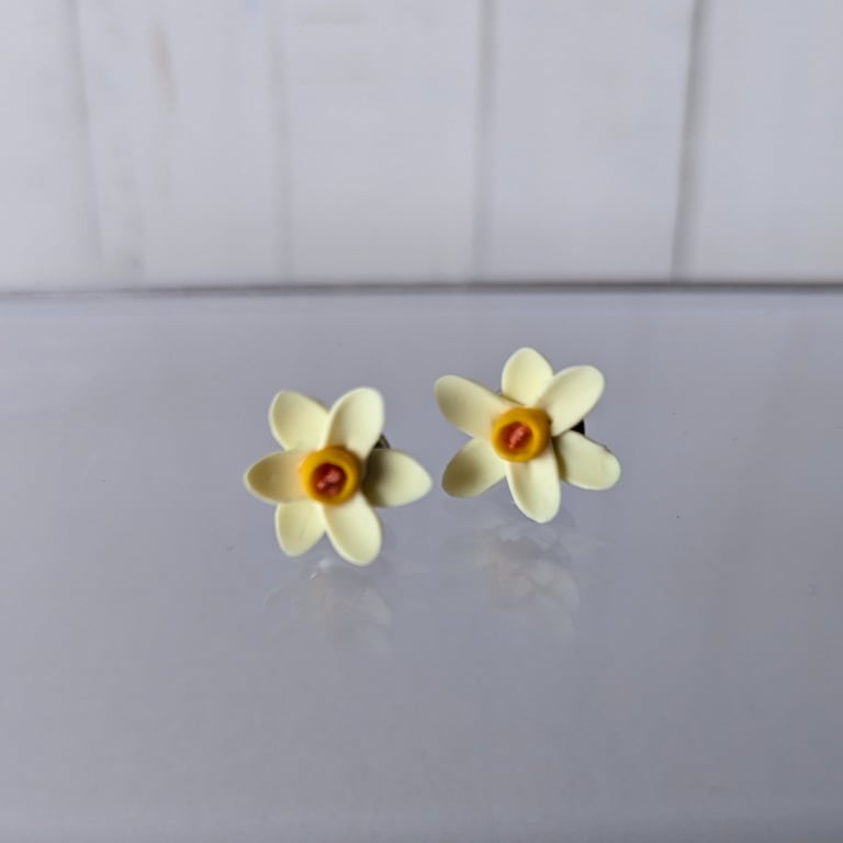 Single daffodil floral studs