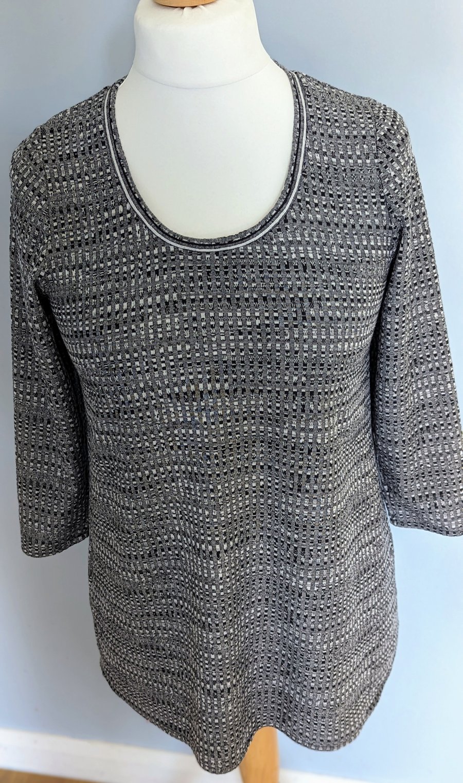 Round neck top in grey 