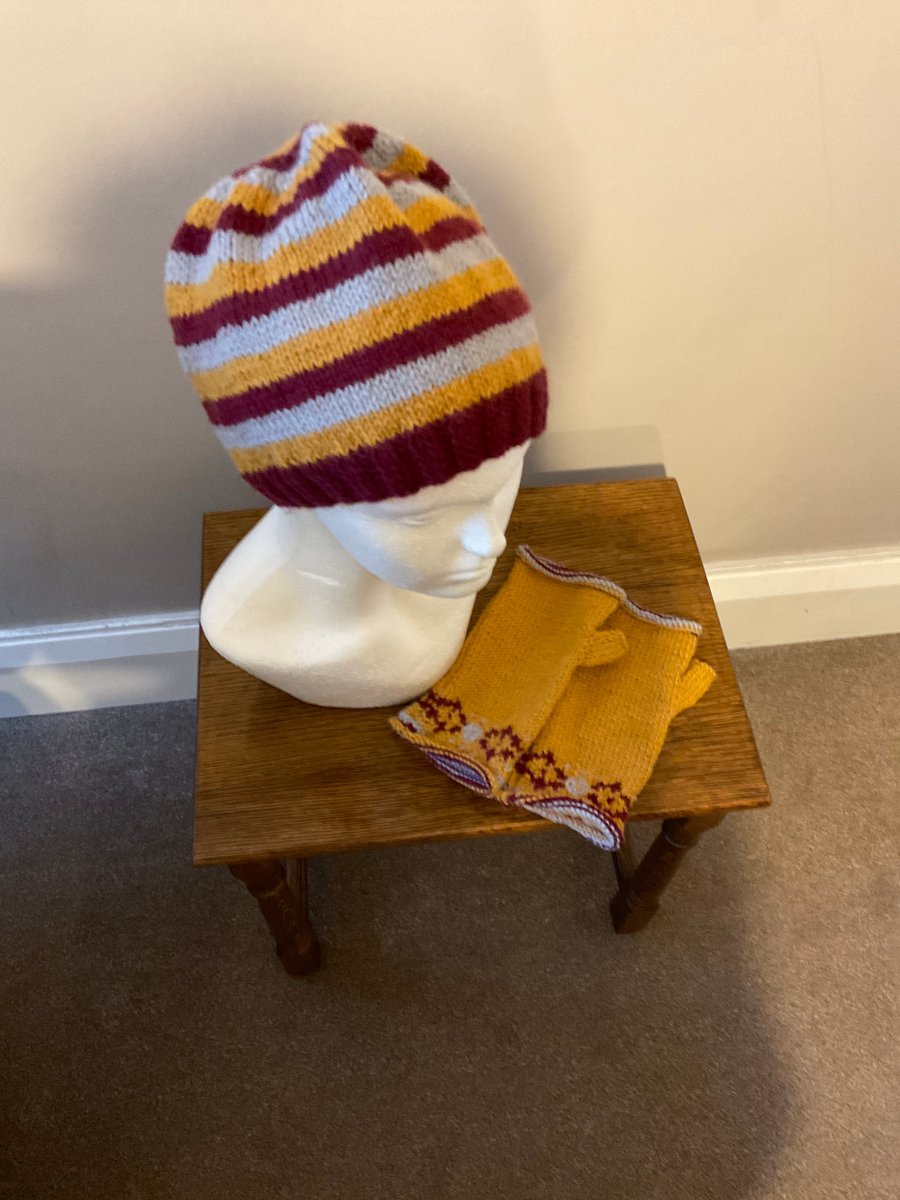 Hat and wrist warmer set 