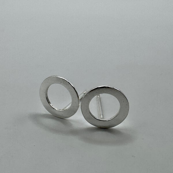Open circle stud earrings