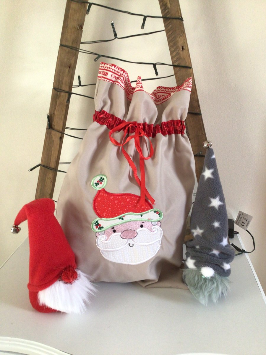 Small appliquéd Christmas sack. Santa.