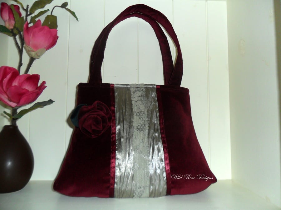 Handbag in red velvet