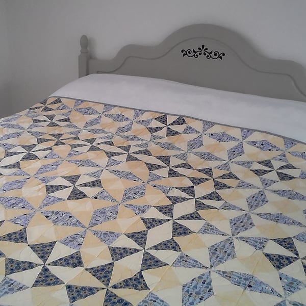 HANDMADE QUILTED THROW - Windmill