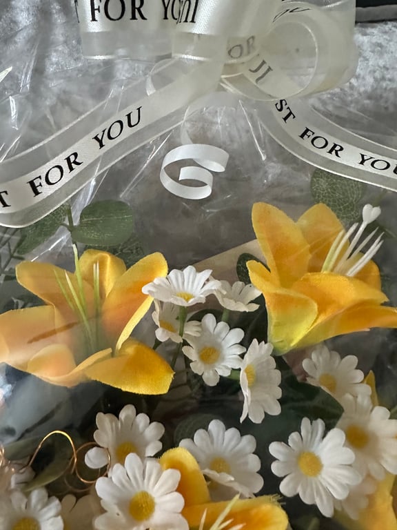 Artificial flower arrangement 