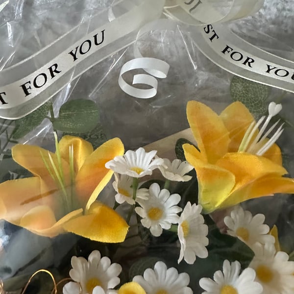 Artificial flower arrangement 