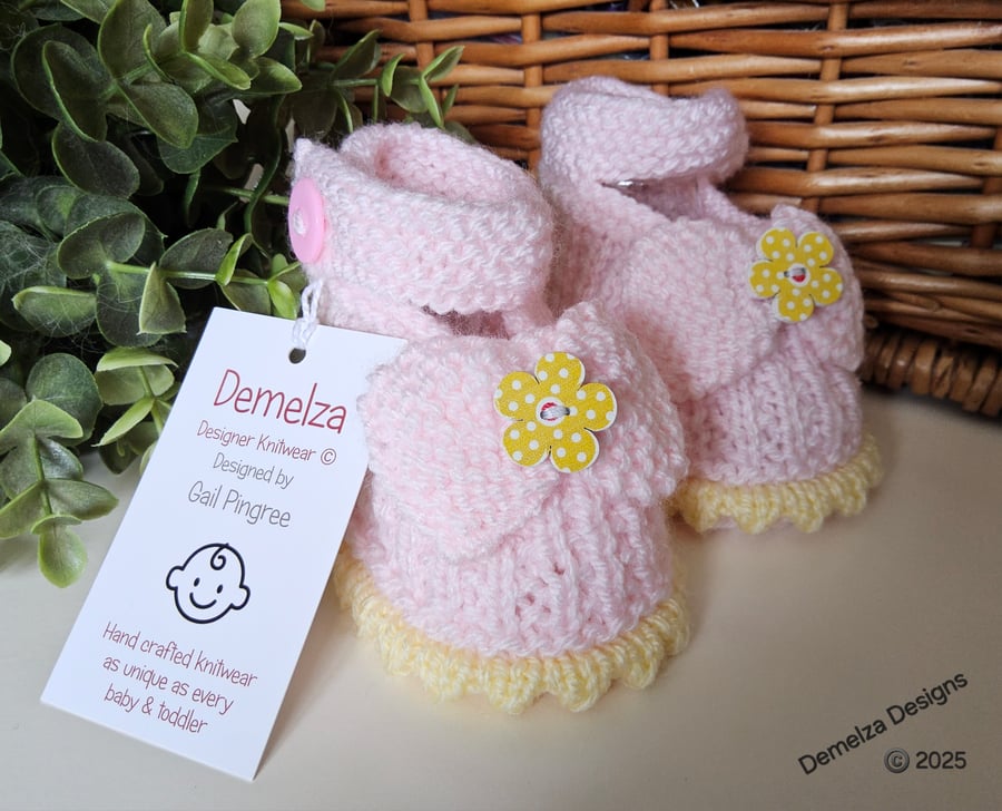 Baby Girl's Light pink Bow Hand Knitted Shoes  3-6 months size