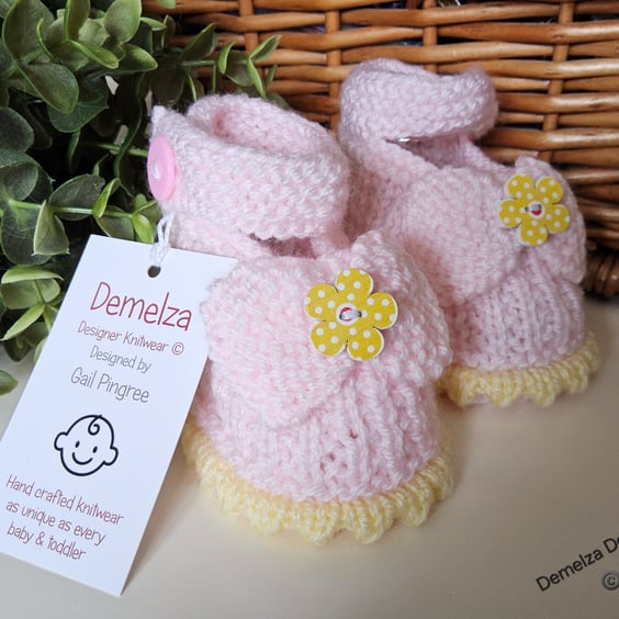 Baby Girl's Light pink Bow Hand Knitted Shoes  3-6 months size