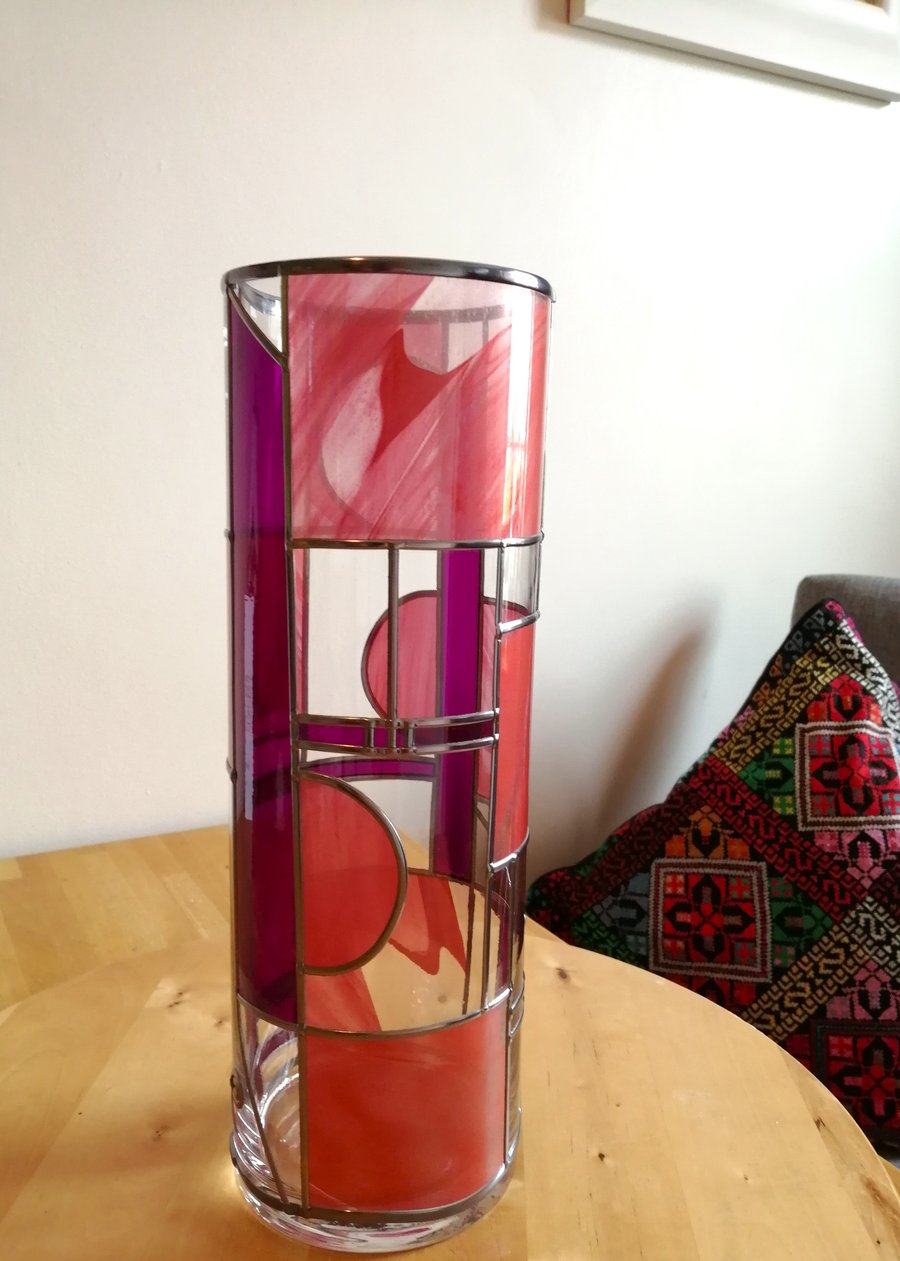 30cm Tall Stained Glass Effect Flower Vase in Contrasting Coral Pinks and Purple