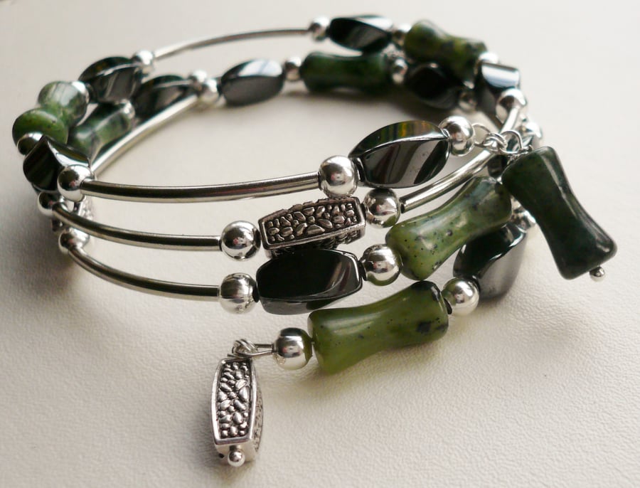 Bracelet Memory Wire Wrap Green Williamsite and Haematite Tube Bead   KCJ1021