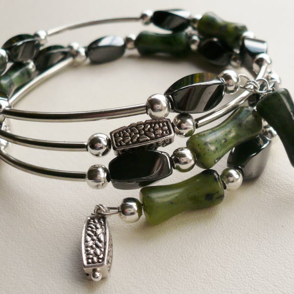 Bracelet Memory Wire Wrap Green Williamsite and Haematite Tube Bead   KCJ1021