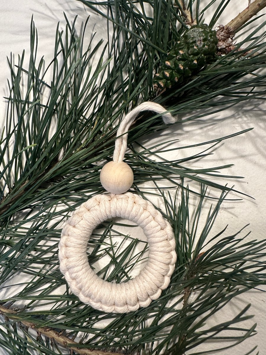 Macrame ring decoration in white 