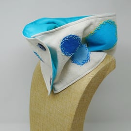 Cowl in ivory cotton with blue appliques and hand embroidery