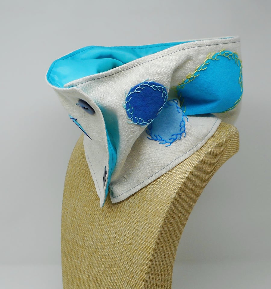 Cowl in ivory cotton with blue appliques and hand embroidery