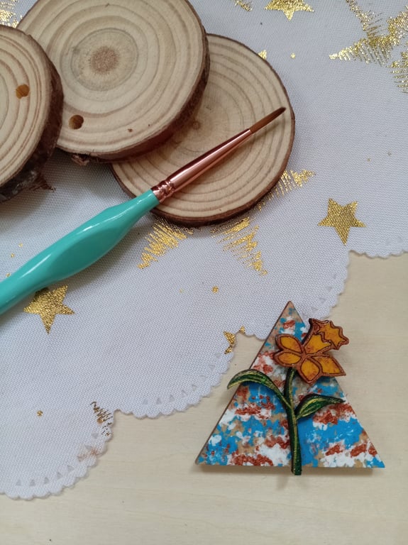 Wooden triangular shaped daffodil fridge magnet 