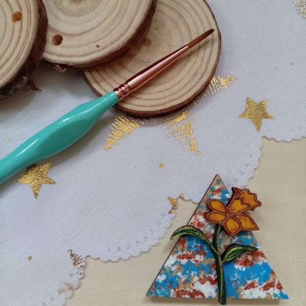 Wooden triangular shaped daffodil fridge magnet 