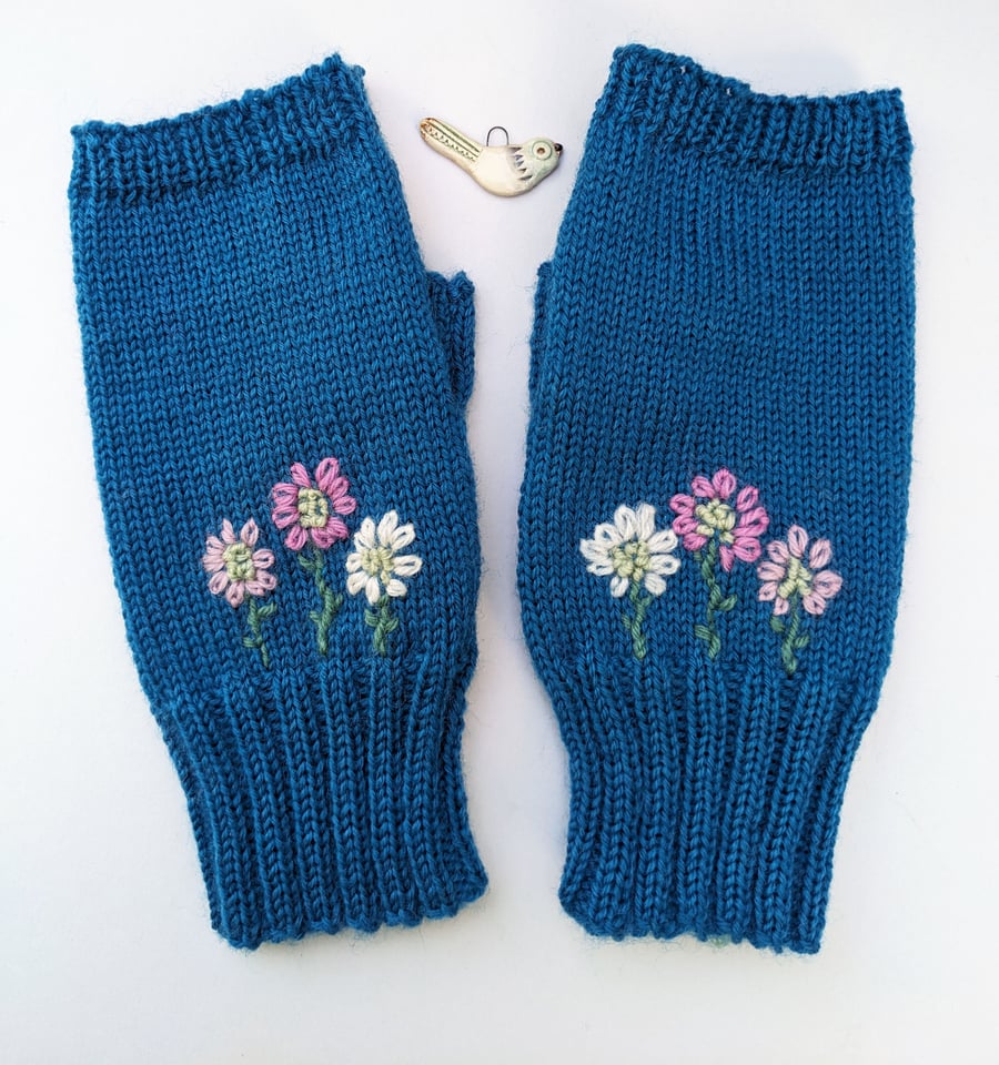 Fingerless gloves knitted in wool with pink and cream embroidered daisy flowers