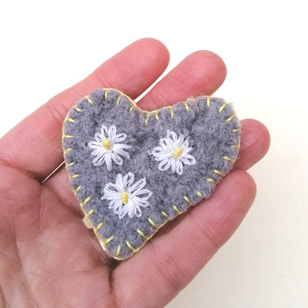 Heart Brooch in Felted Wool, Daisies