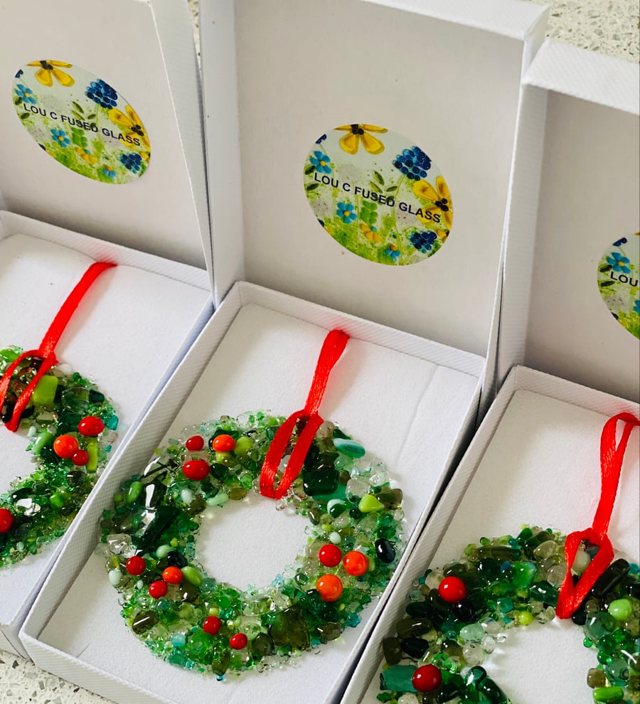 Small fused glass wreath Christmas decorations in gift box 