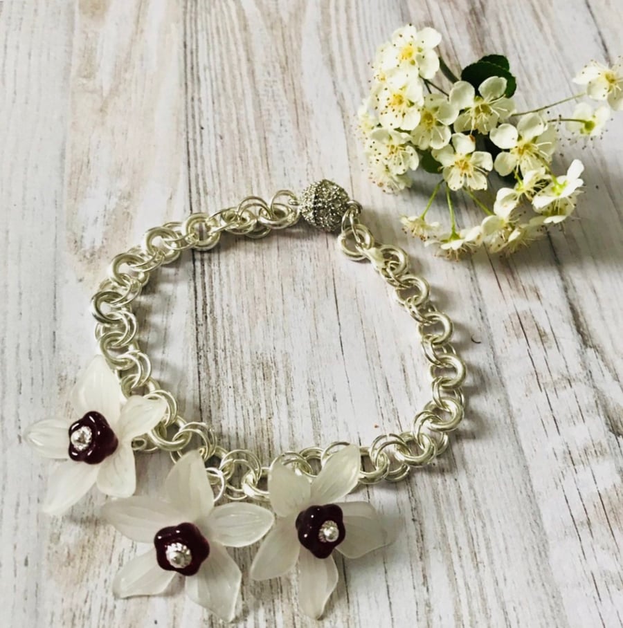 Lucite flower and bead bracelet
