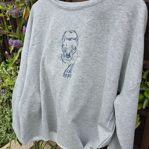 Slouchy sweatshirt embroidered with a sketch of a panther