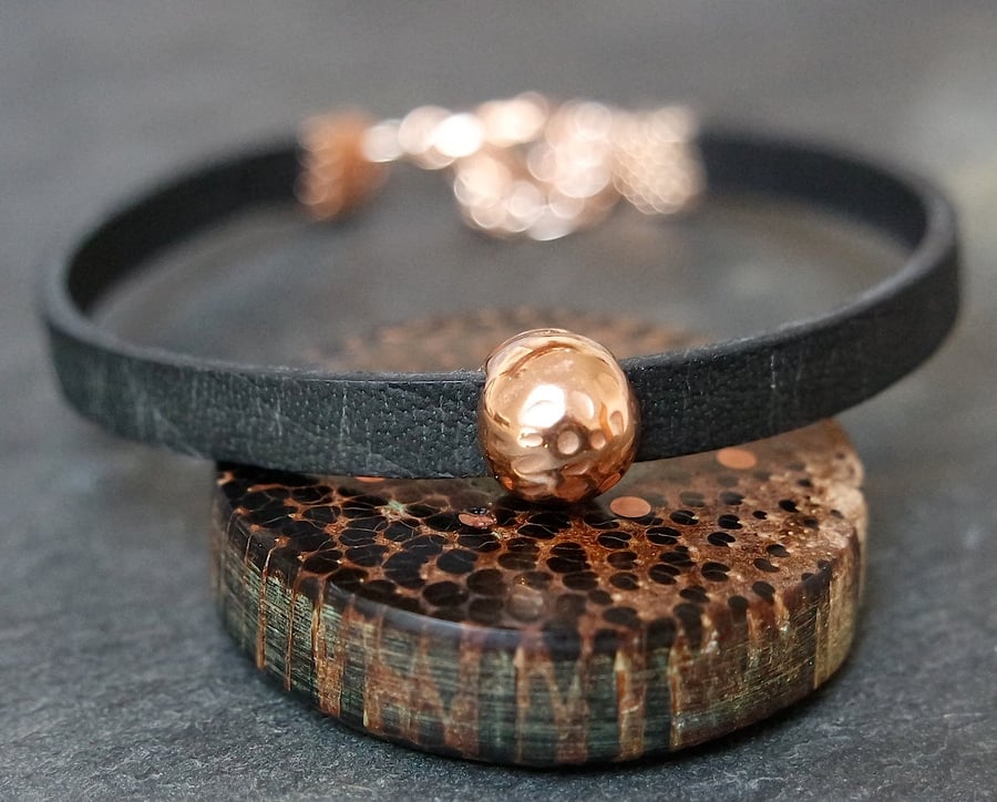 Leather bracelet - hammered bead black rose gold