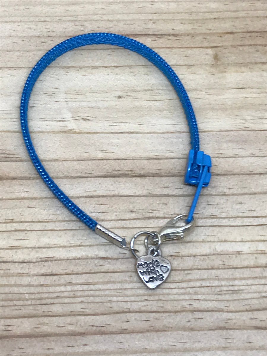  Children's Blue Zip Bracelet. (124)