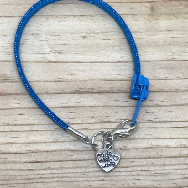 Children's Blue Zip Bracelet. (124)