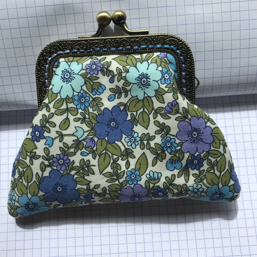 Small clasp coin purse in vintage style fabric
