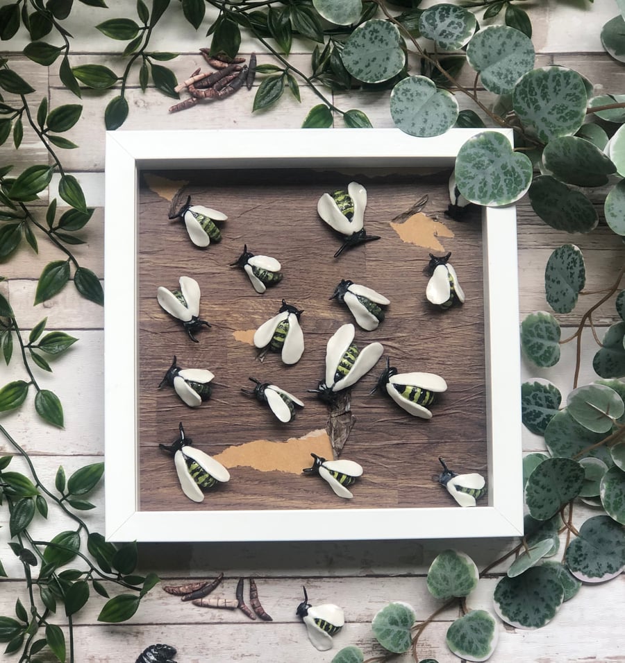 Ceramic Bee Picture Frame - Victorian Curiosities 