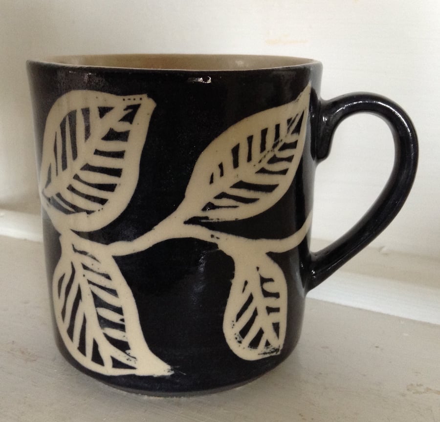 Mug in pottery stoneware with leaf design
