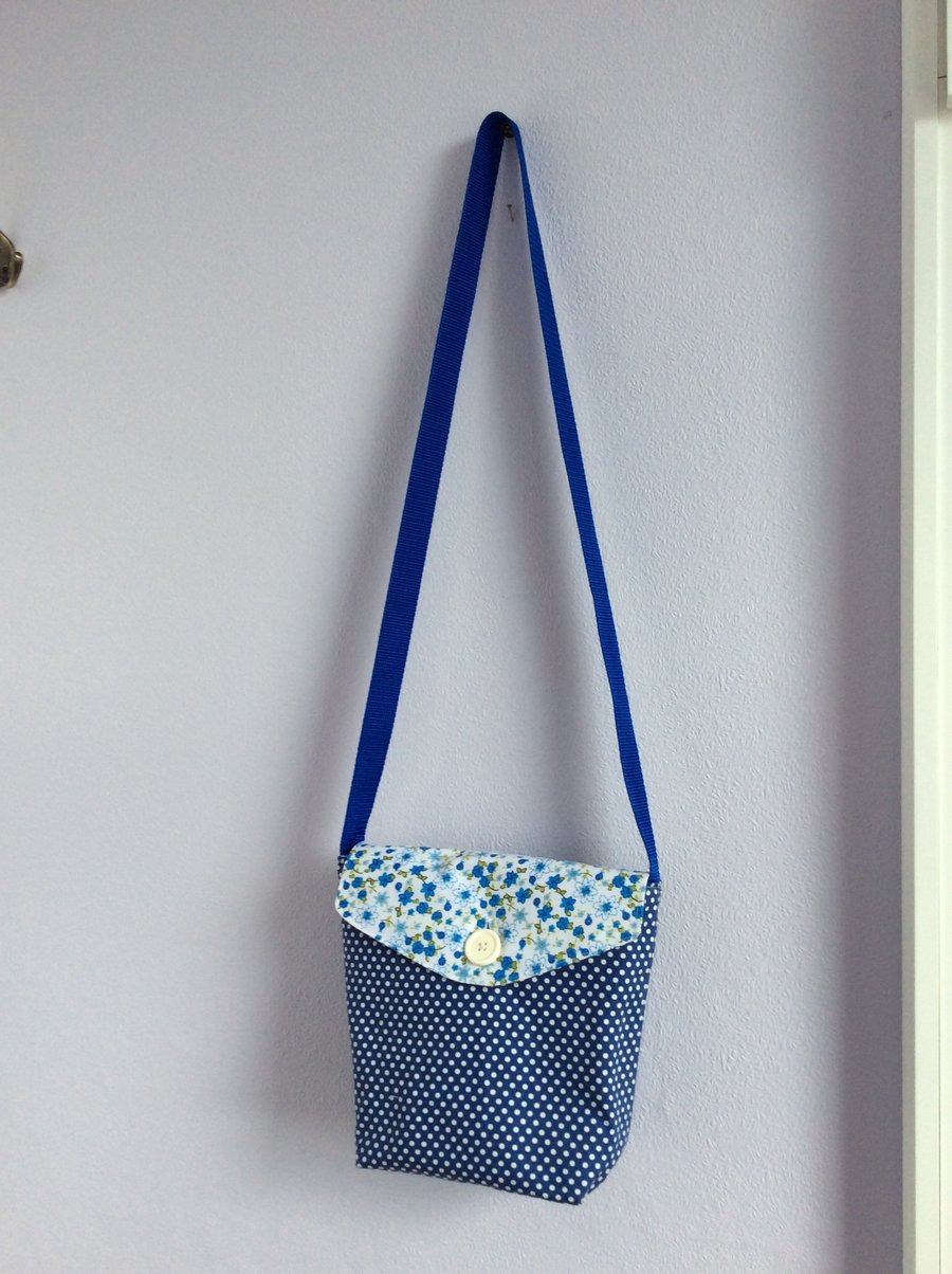 Reversible shoulder bag