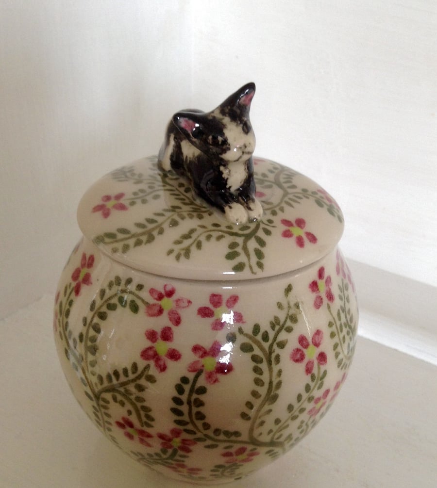 Storage pot or jar with with floral design and kitten lid