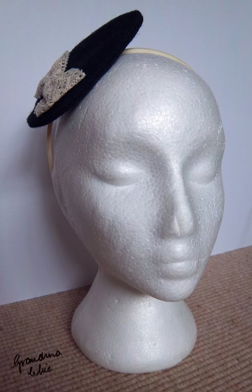 Fascinator with lace bow