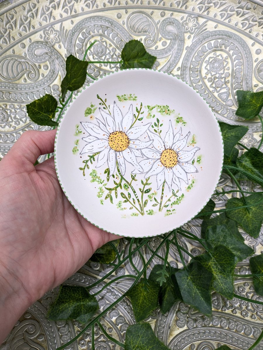 Daisy hand-painted ceramic ring jewellery dish