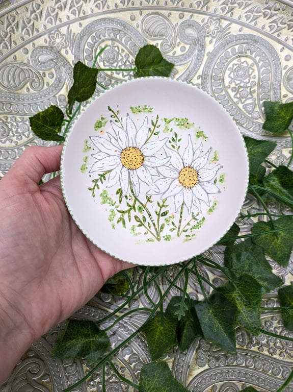 Daisy hand-painted ceramic ring jewellery dish
