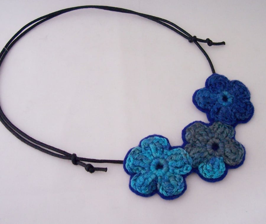 Crochet flower necklace in shades of blue - Kelpie