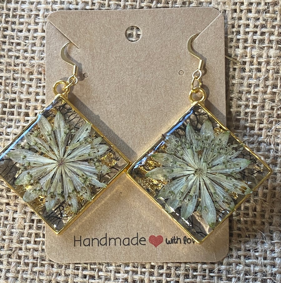 Square Gold-Rimmed Earrings With Pressed Astrantia Flower and Gold Mesh