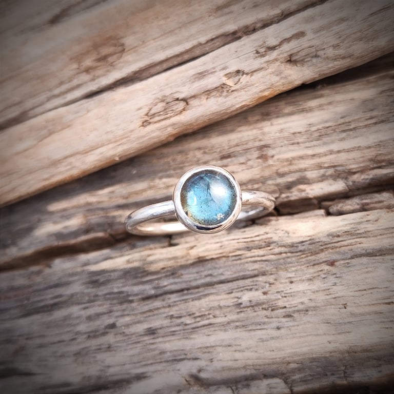 Sterling silver ring with labradorite